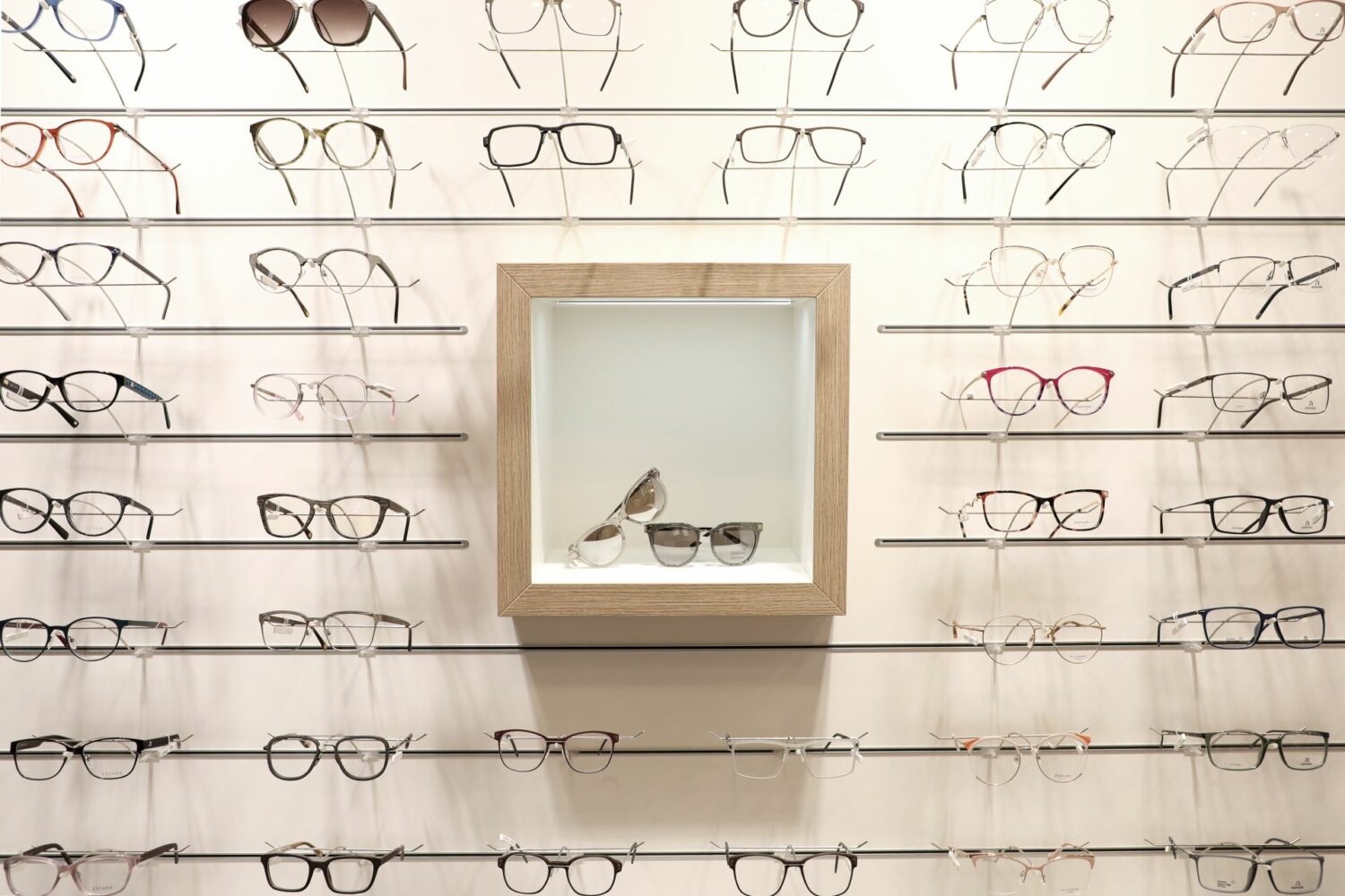Moderne und elegante Brillenmode in Köln. Optik Müller